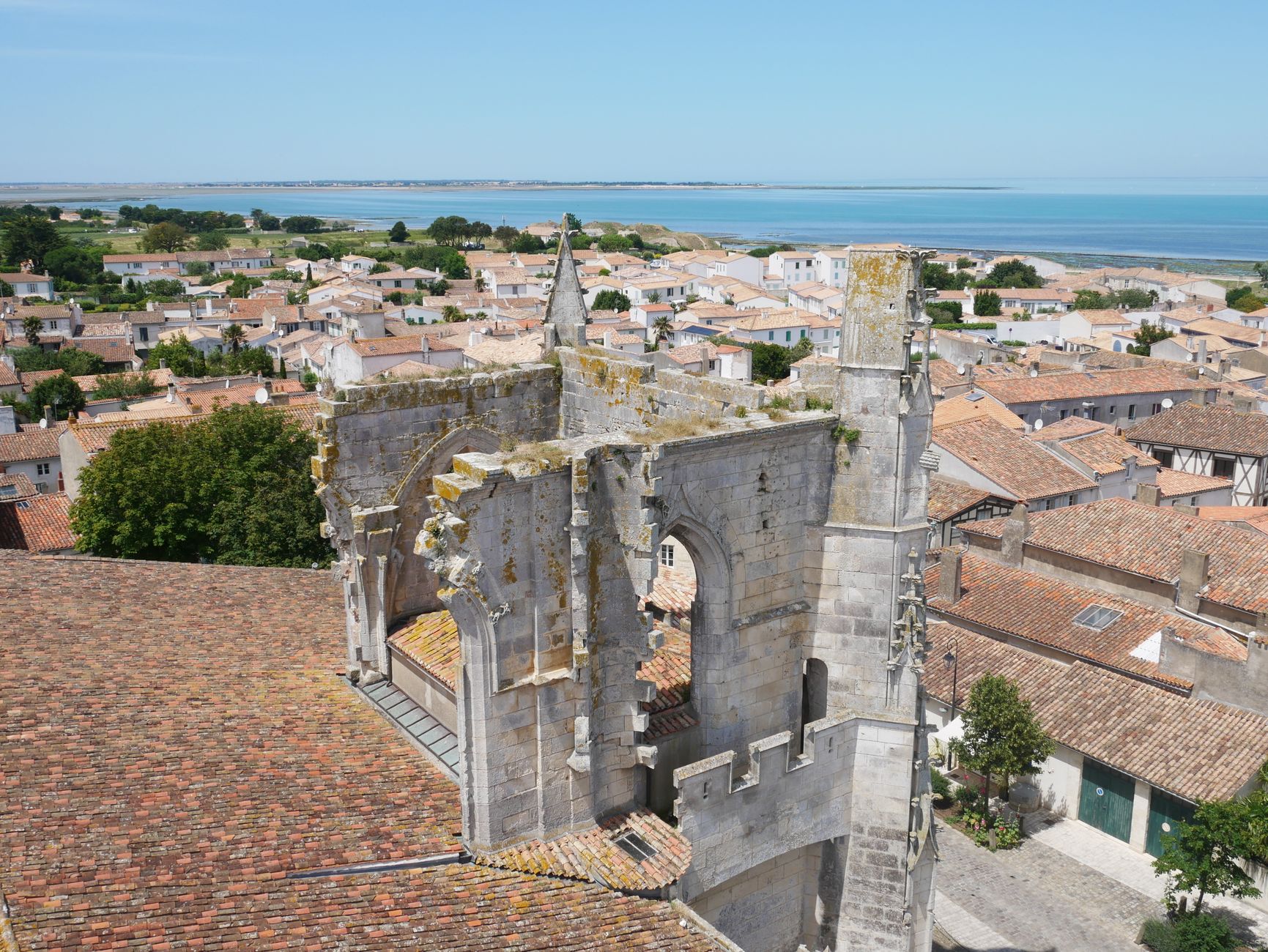 Bâchage de toiture équipe à Antibes